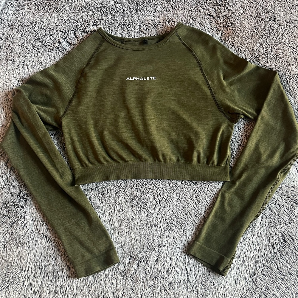Alphalete amplify LS crop top, size small